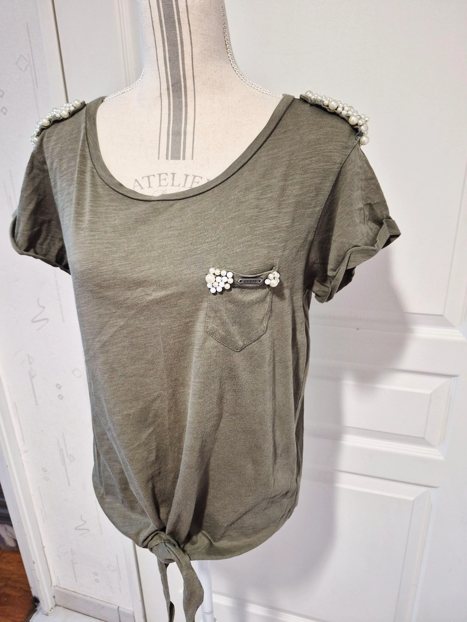 Kaki T-shirt met knoop en kralen- Guess - Maat S – photo 2
